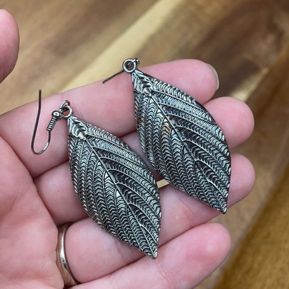 Leaf Earrings metal silver hammered engraved - Picture 3 of 4